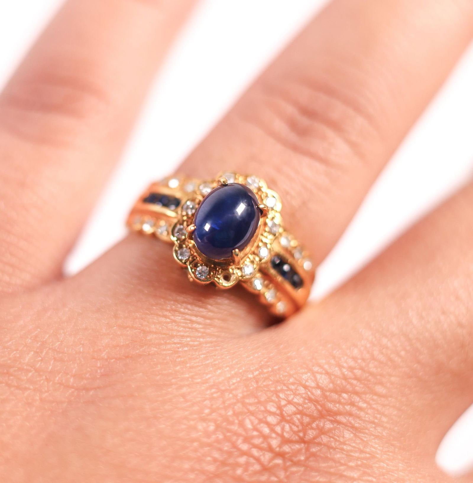 18KYG 2.4CT SAPPHIRE DIAMOND RING, 8.25. (1 of 5)