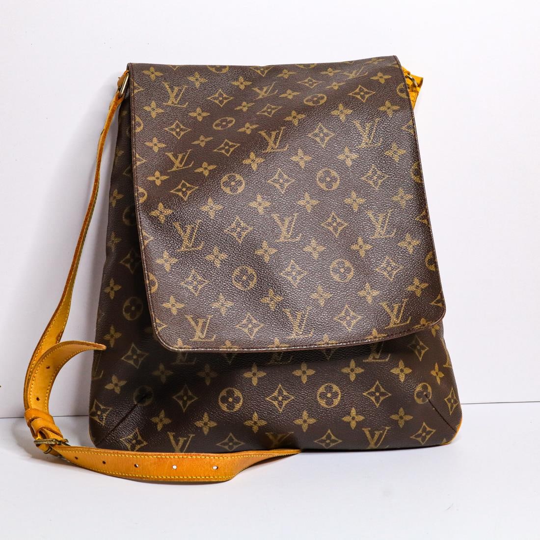 LOUIS VUITTON MONOGRAM MUSETTE SHOULDER BAG: Louis Vuitton Monogram Musette shoulder bag in good condition. It features an adjustable leather strap, trim, a flap opening, and the iconic Louis Vuitton monogram. There is wear on the shoulder strap