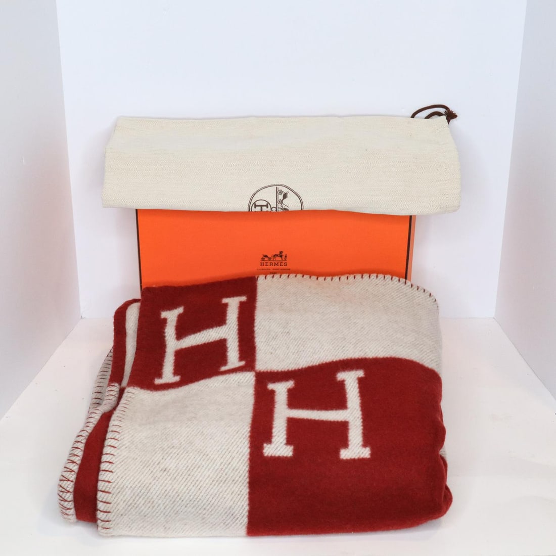 HERMES AVALON III THROW BLANKET (1 of 7)