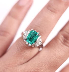 STUNNING PLATINUM NATURAL EMERALD & DIAMOND RING