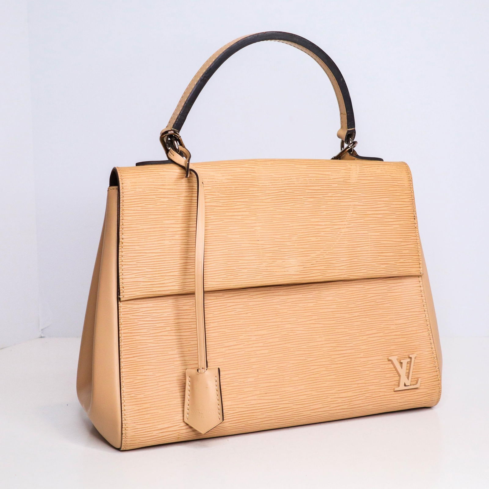 LOUIS VUITTON Epi Cluny MM in Dune (1 of 10)