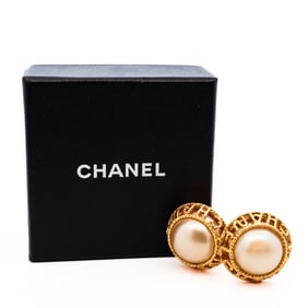 CHANEL 94A Pearl Earrings Gold – Clip-on Vintage, 1994 Autumn Collection