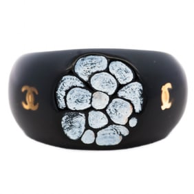 CHANEL 02P Camellia Plastic Ring Black with Gold CC – Size 6.5