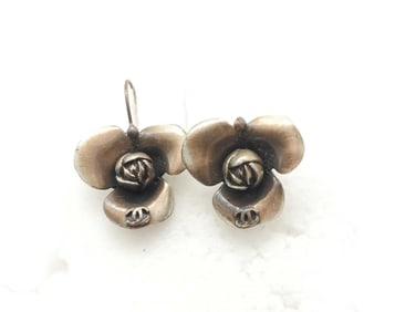 Chanel Vintage 99P Coco Mark Flower Earrings – Aged Gold Tone