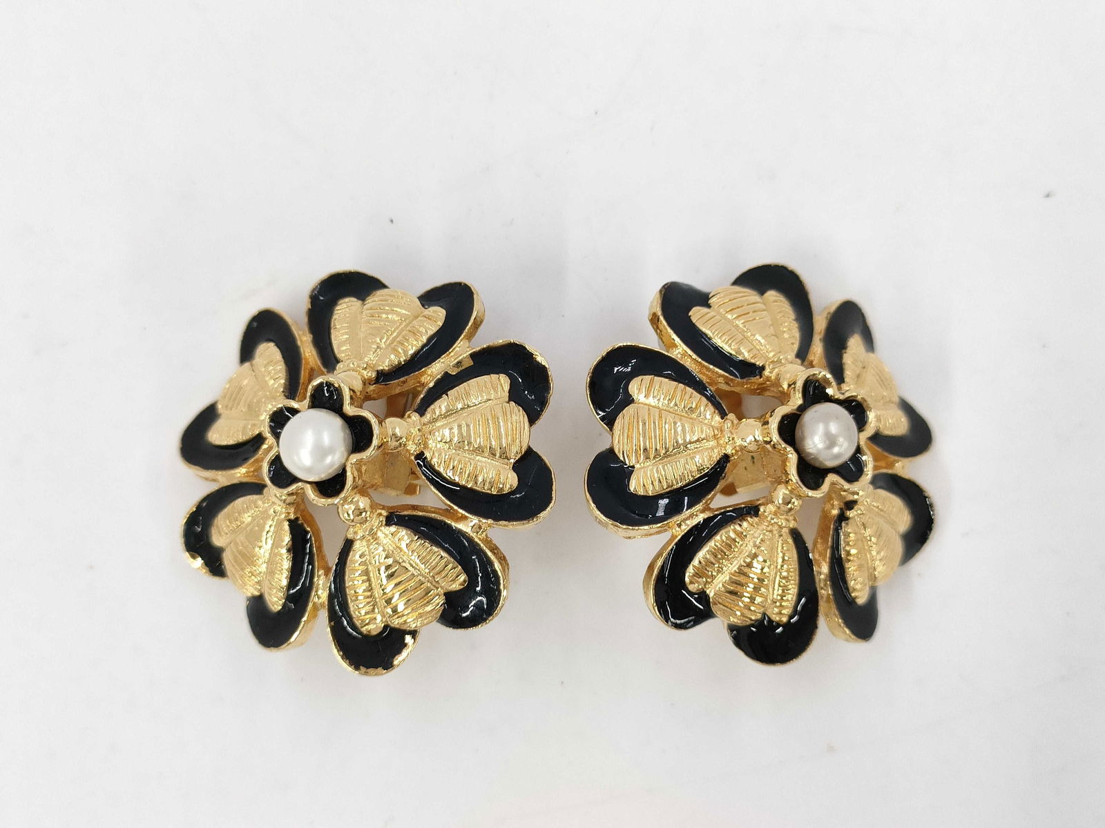 Chanel Enamel Heart Flower Earrings Gold and Black Enamel with Costume Pearl (1 of 6)