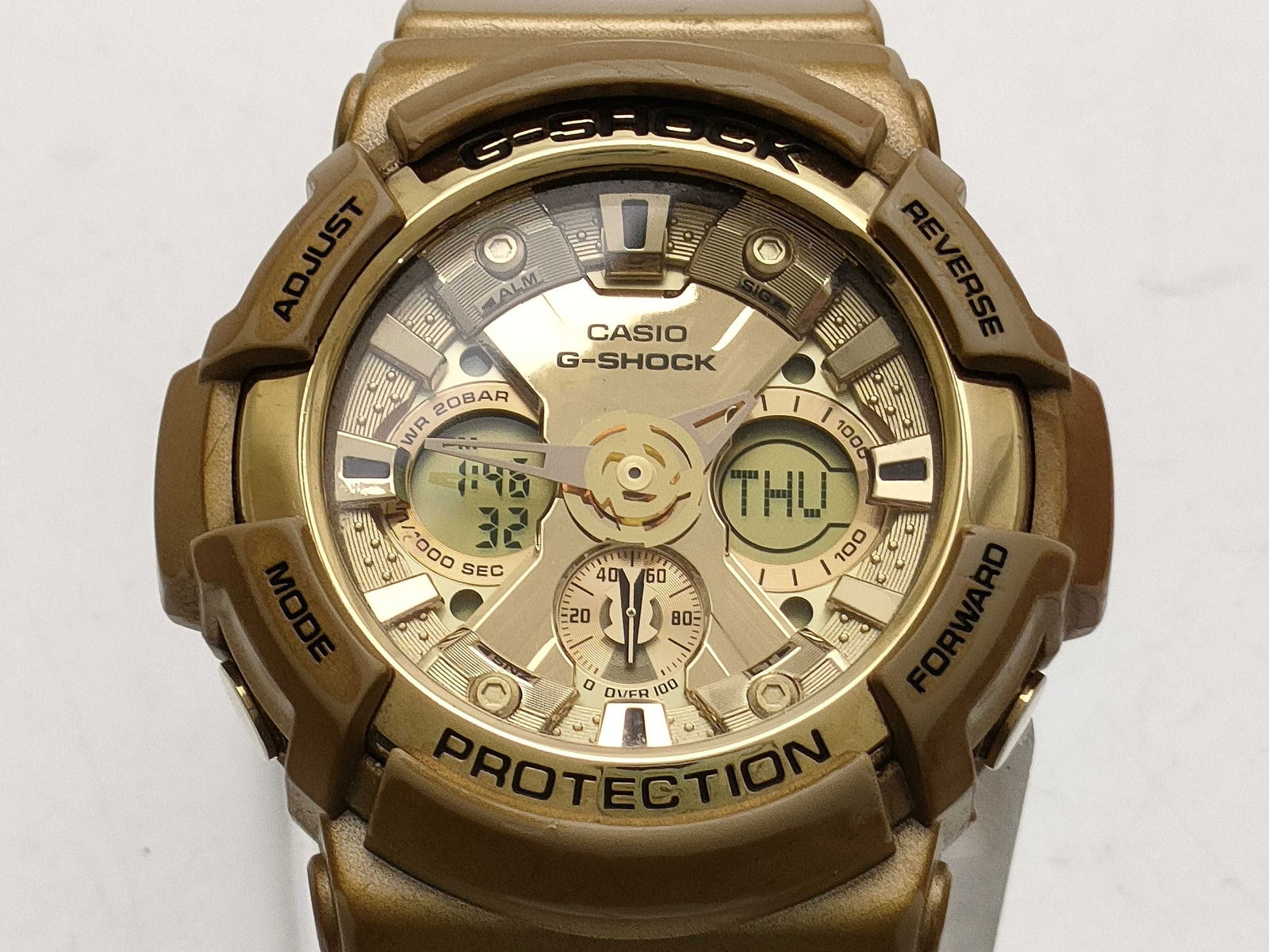 Casio G-Shock GA-200GD-5229 Men’s Gold-Tone Analog-Digital Watch with Box 42mm: Authentic casio g-shock men’s wristwatch model ga-200gd-5229. metallic gold-tone resin case and strap with matching gold dial. analog-digital display featuring dual time, stopwatch, countdown timer,