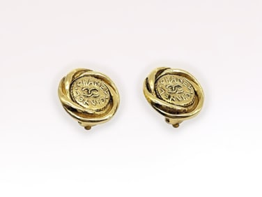 Chanel Vintage 1980s Double Logo CC Coco Spiral Twist Circle Coin Clip Earrings with box