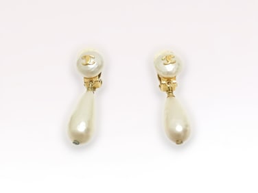 Chanel Vintage Pearl Drop Dangling Earrings