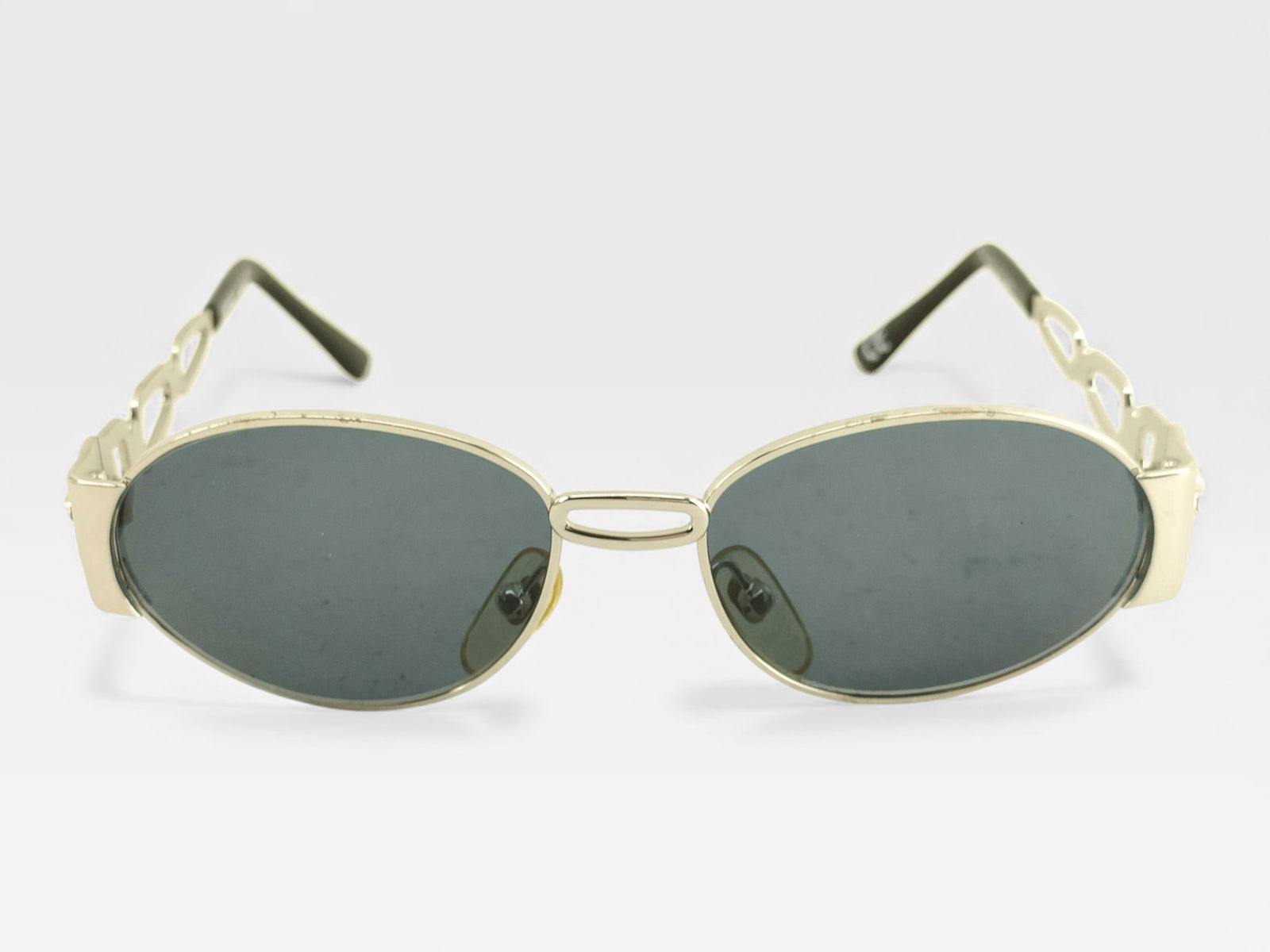 Vintage Versace Medusa Medallion Palladium Tone Sunglasses: From the archives, these vintage Versace Medusa head medallion sunglasses in palladium tone hardware feature ovoid blue grey lenses. Made in Italy. and in excellent lightly used condition.
