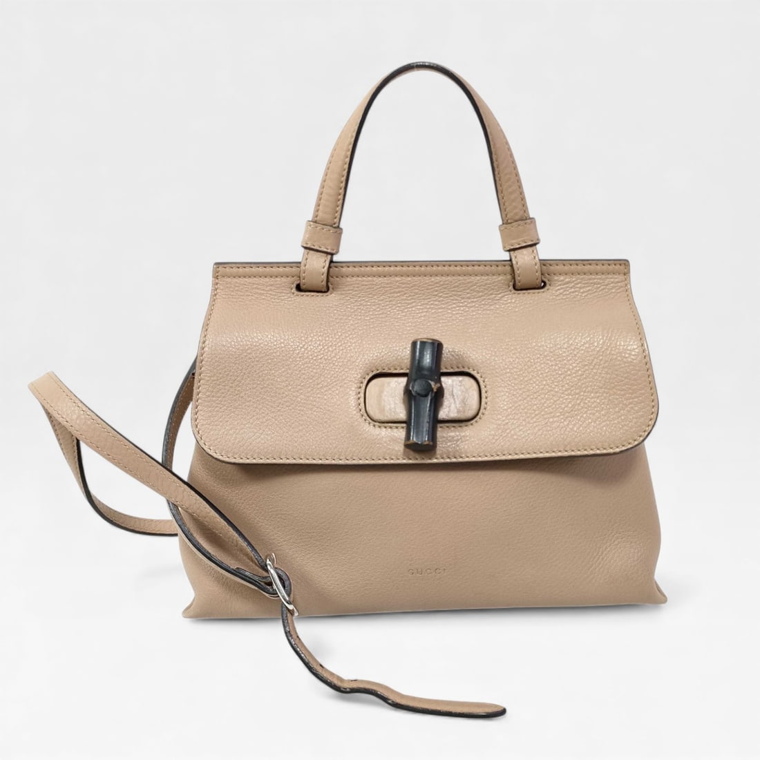 Gucci Bamboo Daily Beige Leather Handbag: Authentic Gucci beige leather 2 way handbag/ shoulder bag with black piping and bamboo twist lock. Gucci Model 370831. Includes shoulder strap!