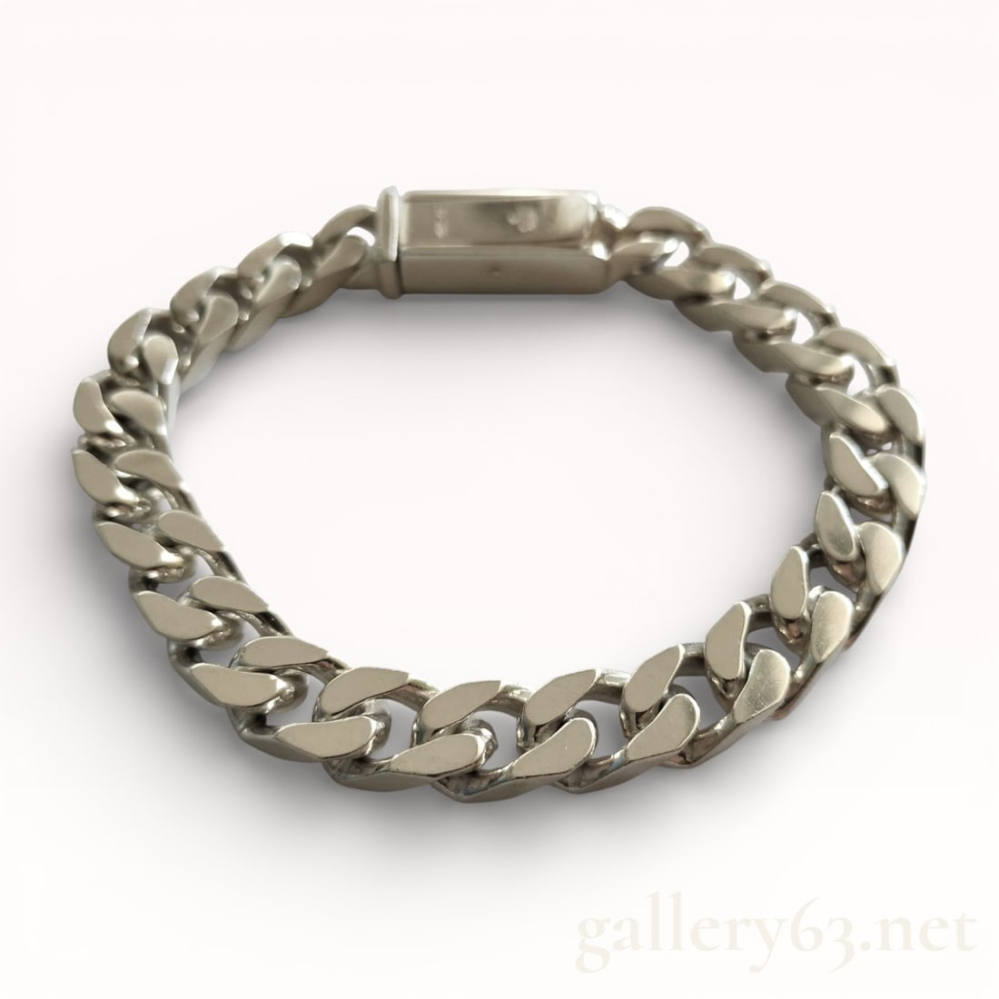 HEAVY Sterling Silver Gucci Curb Link Chain Bracelet: Authentic Gucci sterling silver super heavy Cuban link/ curb link chain bracelet. Marked 925 sterling silver, total weight is 40.5 grams and comfortably fits a 6.75 inch wrist. 