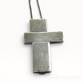 Gucci 925 Sterling Silver Modern Cross on 22 in Box Chain
