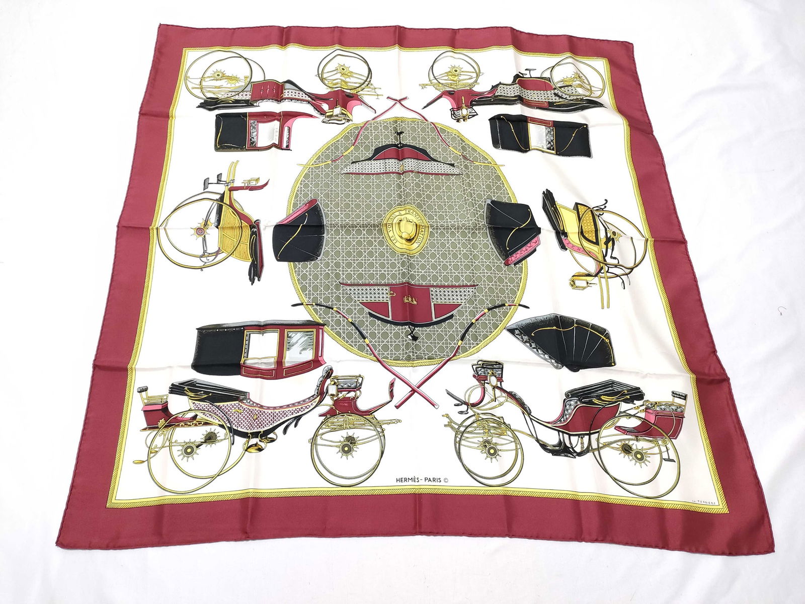 Hermès Les voitures à transformation Silk Carre 90: Hermès Les voitures à transformation Silk Carre 90 by Françoise De La Perriere. 