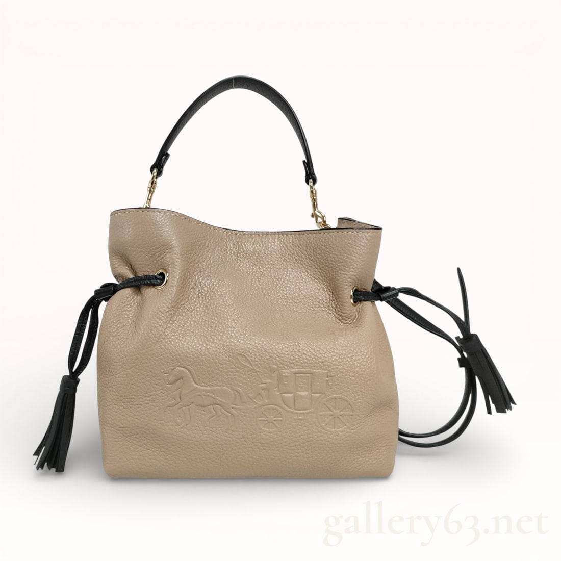 Coach Andy Crossbody Bag In Beige Pebble Leather With Horse and Carriage Embossed: Authentic Coach Andy Crossbody bag in refined pebble leather with a horse and carriage motif and black accents. Made from refined pebble leather with a fabric lining. Features a drawstring and magn