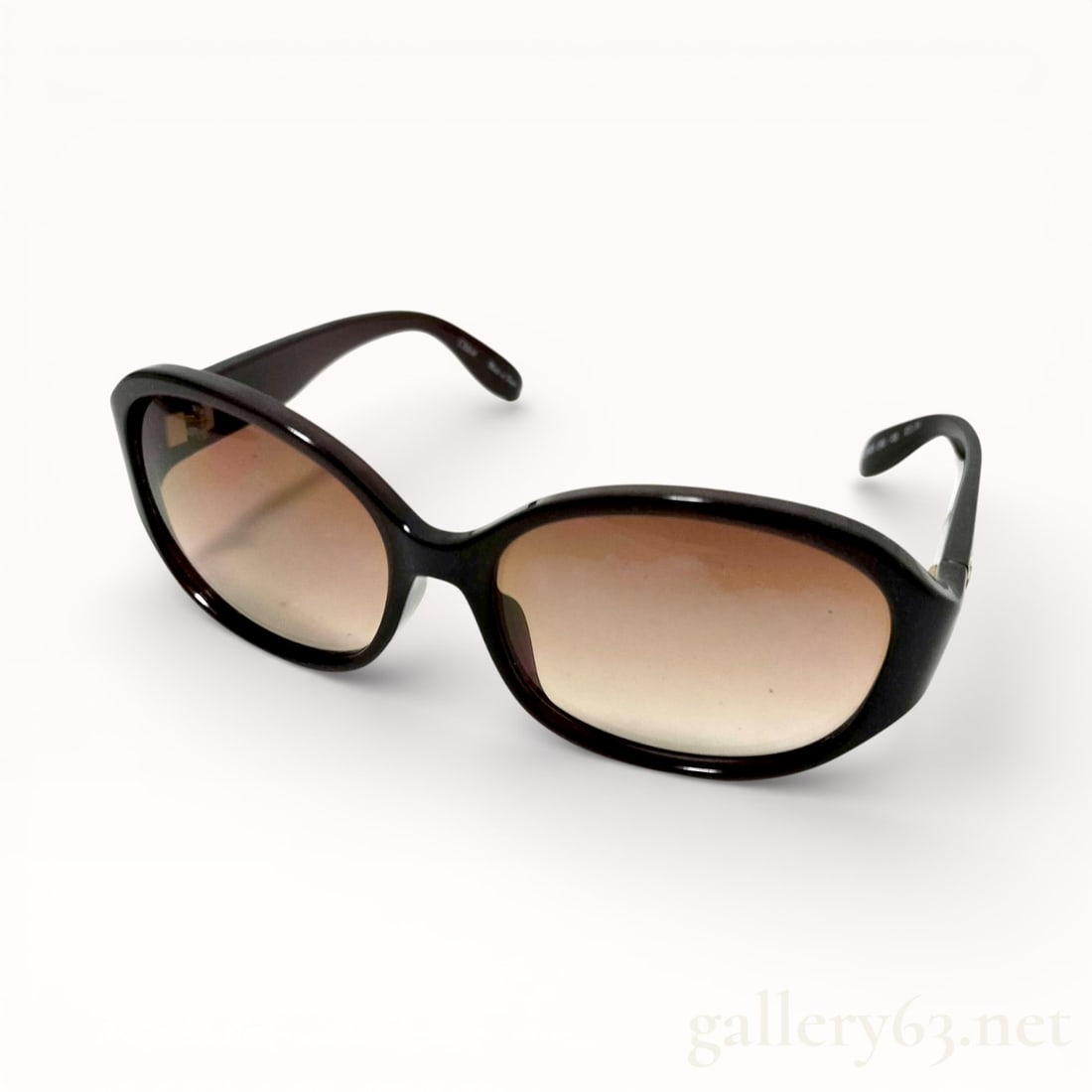 Chloe CL2275 Oversized Acetate Frame Sunglasses: Authentic Chloe CL2275-C02-60-18-135F fashion sunglasses in a chocolate/matte rose gold color with brown gradient lenses.