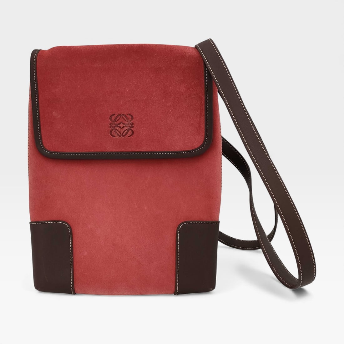 Vintage Loewe Suede Crossbody Dusty Pink Colorblock: Authentic Vintage Loewe Suede Crossbody – Dusty Pink Colorblock. Crafted from luxurious pink suede in a modern colorblock pattern, this bag features tonal leather trim and elegant gold-tone hardware