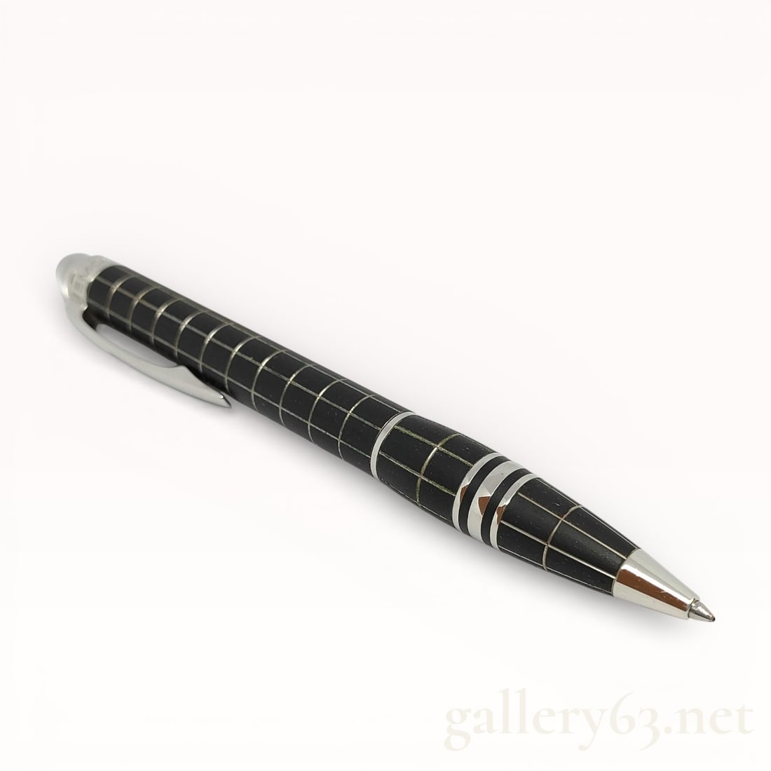 Montblanc Starwalker Metal & Rubber Ballpoint Pen: Montblanc Starwalker Metal & Rubber Ballpoint Pen It features a black rubber surface with a diamond-cut line pattern. The fittings and clip are platinum-plated. It operates with a