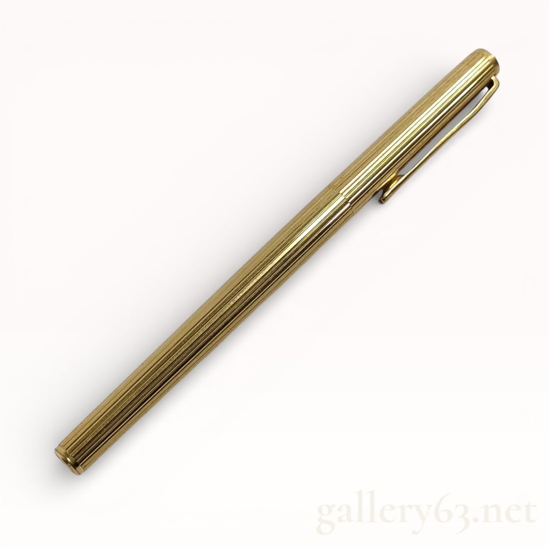 Montblanc Meisterstück Gold-Tone Fountain Pen: Authentic Montblanc Meisterstück fountain pen having a gold-tone metal body with vertical fluted detailing. Pen featuring a gold-tone clip and snap cap. Fountain pen nib present, shown in images, wit