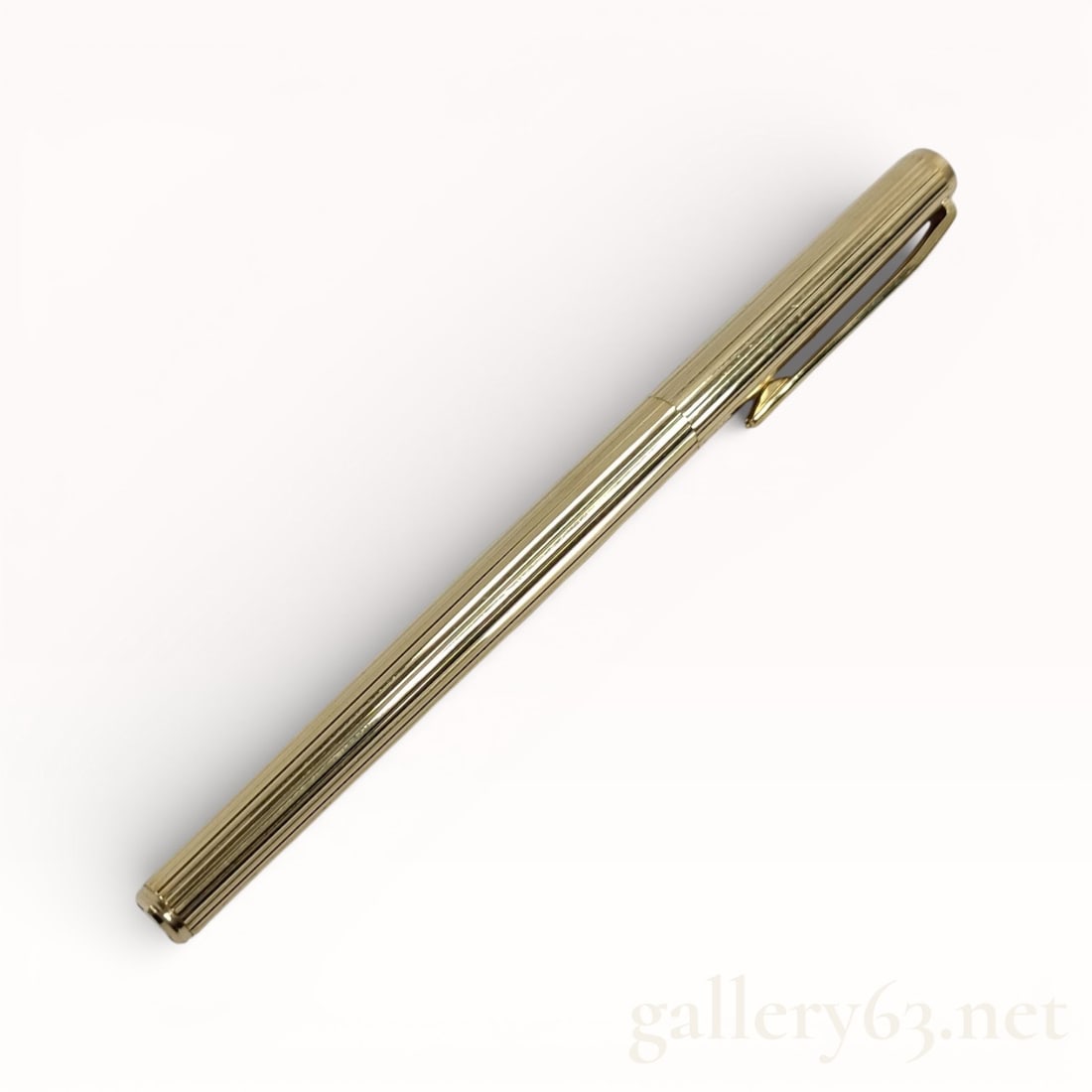 Montblanc 585 Gold Nib Fountain Pen: Authentic Montblanc 585 Gold Nib Fountain Pen. Montblanc fountain pen having a gold-tone metal body with vertical fluted detailing. Pen featuring a snap cap with clip and Montblanc emblem at the finia