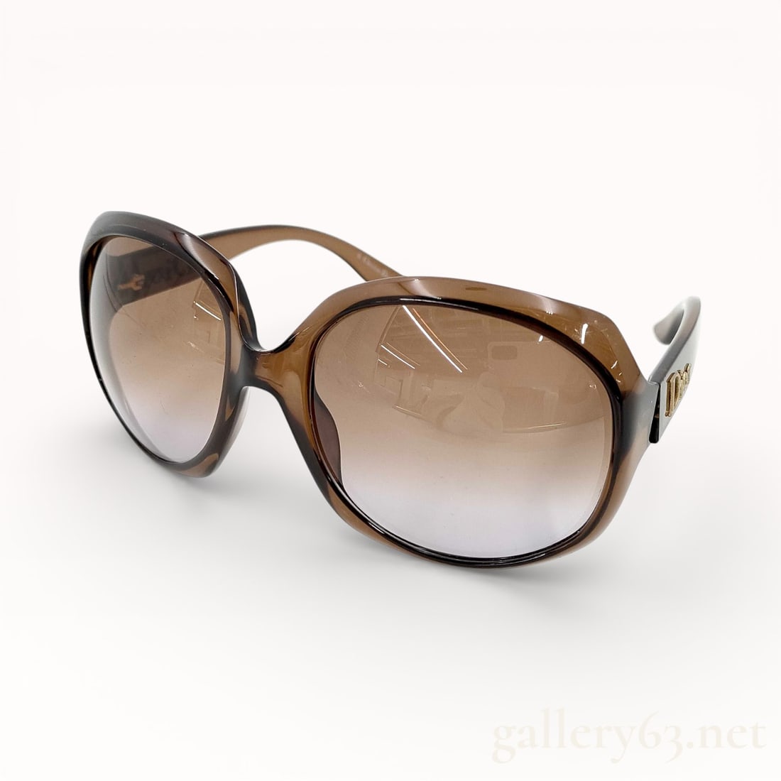 Christian Dior Glossy 1 Oversized Sunglasses: Authentic Christian Dior Glossy 1 oversized sunglasses in brown acetate with brown gradient lenses.