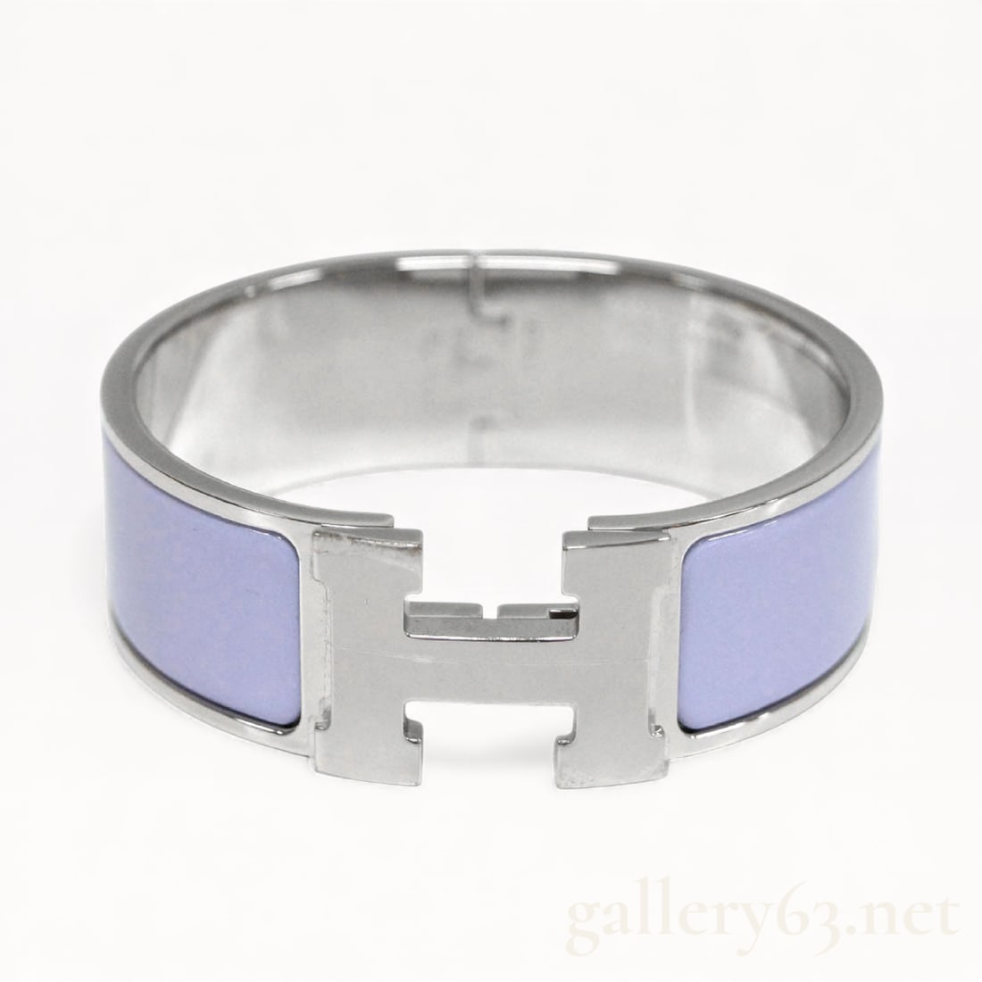Like New Hermes Wide Clic H Bracelet Purple & Palladium: Authentic Hermes wide Clic H bracelet in light purple enamel with a palladium-plated finish. Made in France. Classic Clic Clack bracelet. Gallery 63 is your best resource for authentic designer brands