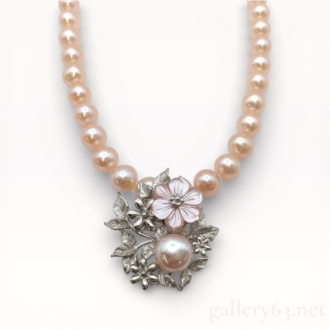 Pink Pearl Necklace with 925 Silver Hardware and Floral Pendant: Authentic pink pearl necklace diameter approx. 7.9-10.3mm sterling silver hardware and mount. The total weight 62.1g. 
