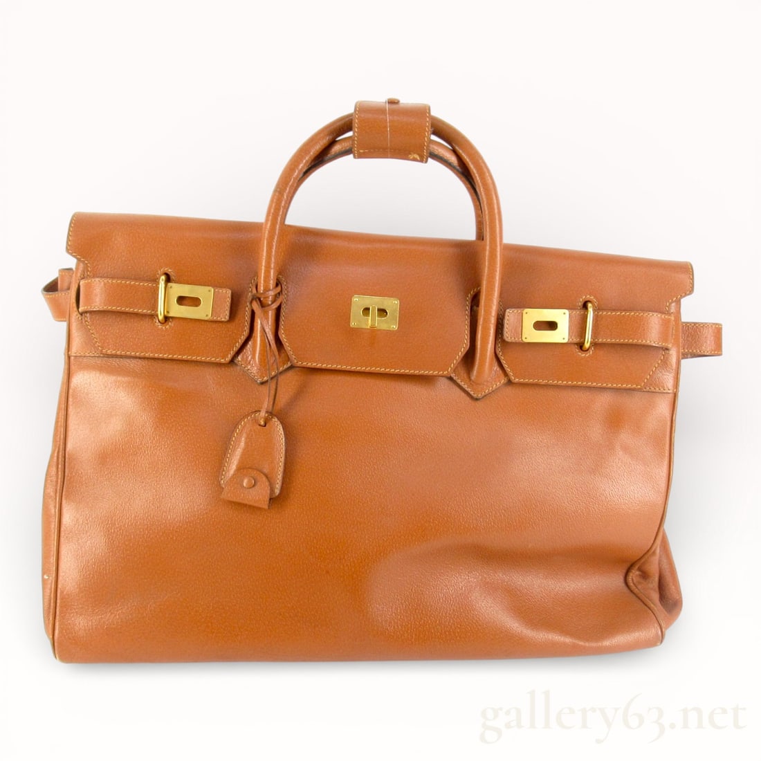 Vintage Gucci Tan Leather Large Carryall Travel Weekender Top Handle Bag: Authentic and rare vintage Gucci Boston-style handbag crafted in tan leather having a structured rectangular silhouette. Top flap closure featuring dual strap details and gold-tone turn-lock hardware.