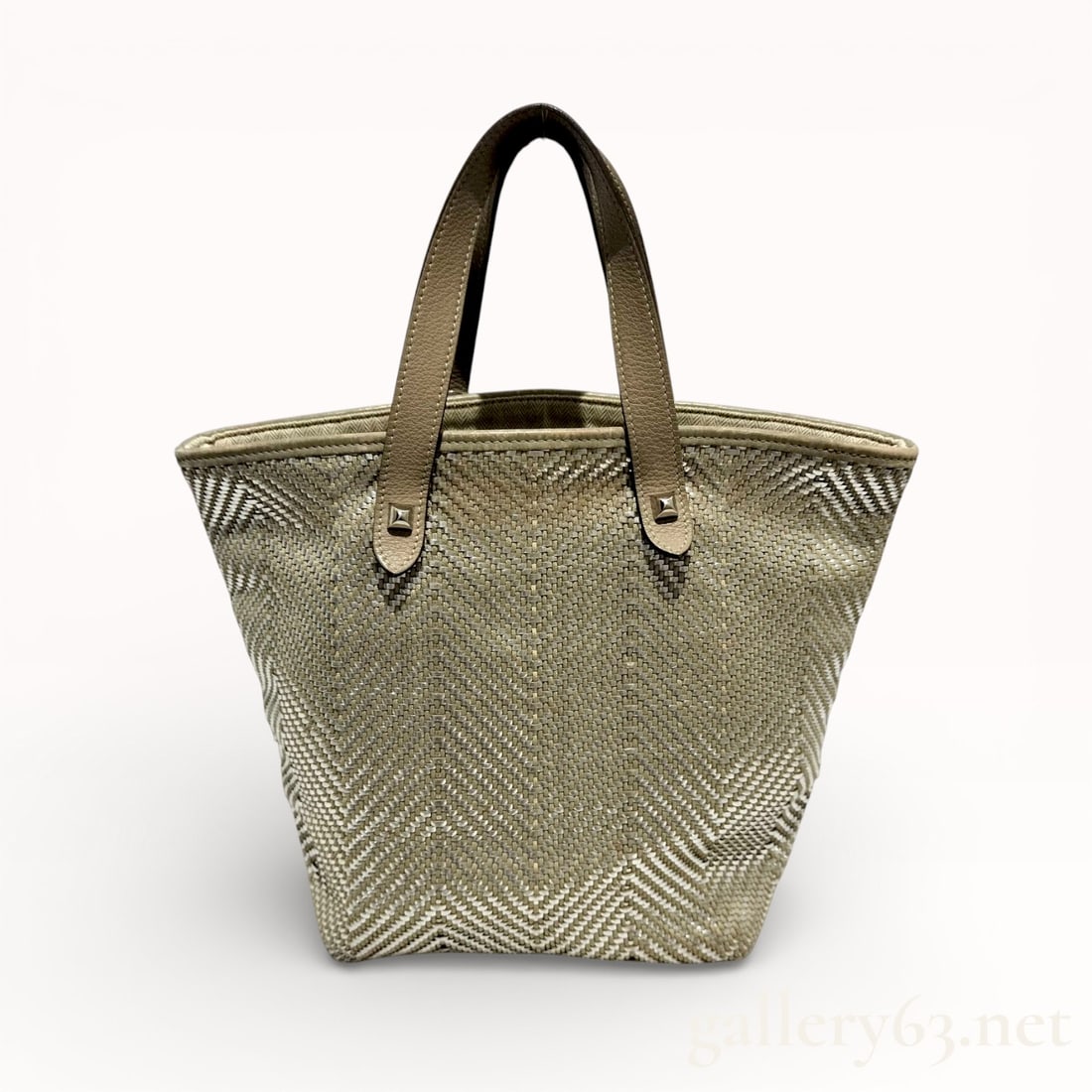 Hermès Kaba Chennai PM Tote in Beige Woven Textile with Leather Handles: Authentic Hermès Kaba Chennai PM tote featuring a beige woven textile body with a subtle chevron weave. Structured open-top silhouette fitted with contrasting leather handles and leather trim along
