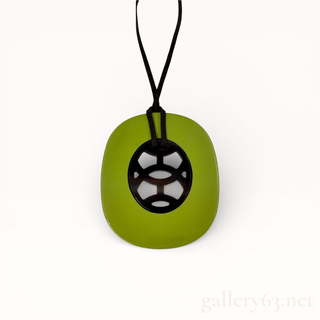 Hermès Lift GM Pendant Necklace: Authentic Hermès Lift GM Pendant Necklace Hermès Lift pendant in buffalo horn and lacquered wood with an adjustable waxed cotton cord. 