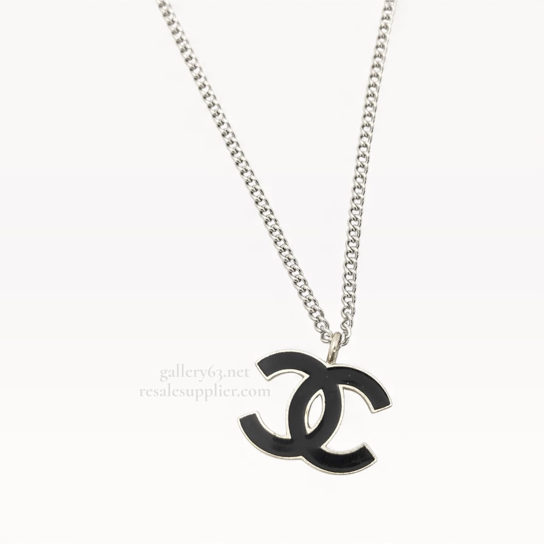 04P Chanel Palladium-tone & Black Lacquer CC Pendant Necklace 2004 Spring 16"/41cm: Authentic Chanel silver-tone chain necklace with a black enamel CC logo pendant. Size(Inch) Chain(Overall) : 16.1 " Charm : W 0.8 x H 0.6 " Size(cm) Chain(Overall) : 41.0 cm. Charm : W 2.0 x
