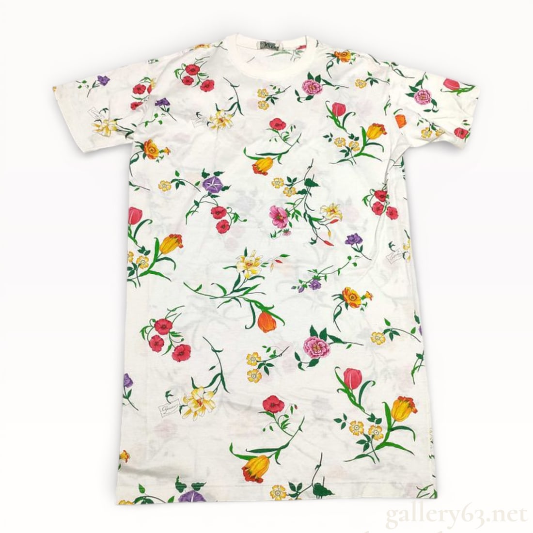 1990s Gucci Flora T Shirt size Large: a vintage 1990s Gucci short sleeve top t-shirt in white with a floral print, featuring Vittorio Accornero's iconic "Flora" design