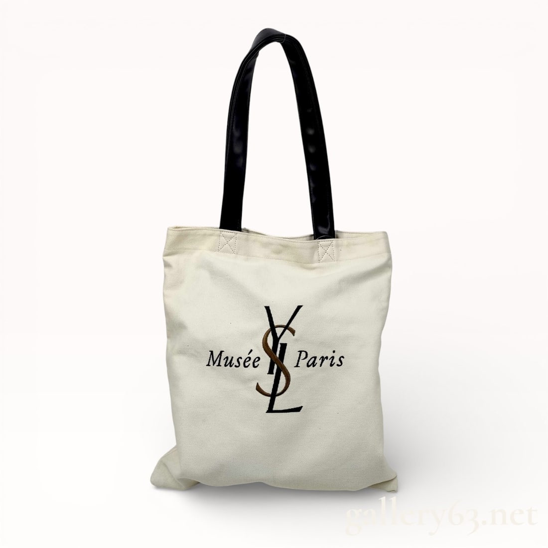Yves Saint Laurent Musée Paris Exhibition Limited Tote Bag – Authentic: Authentic Yves Saint Laurent exhibition tote bag having a lightweight canvas body in an off-white tone. Front featuring printed “Musée Paris” text with the YSL monogram. Set with dual black s