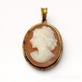 Antique Carved Shell Cameo Pendant in 18k Yellow Gold Bezel