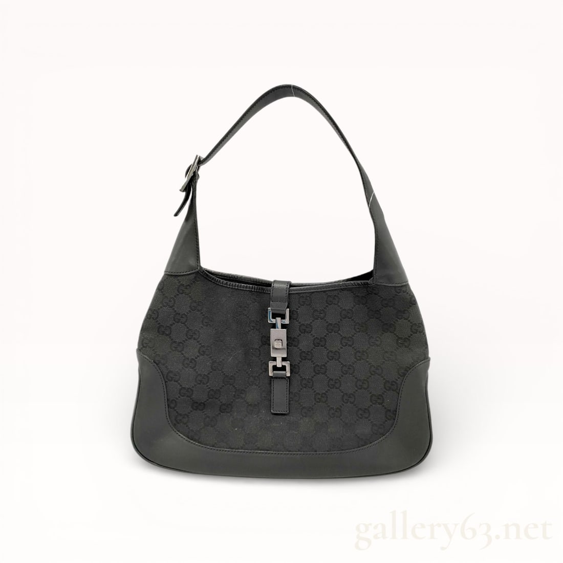 Gucci GG Canvas Jackie Shoulder Bag in Black Canvas and Leather: Authentic Gucci Jackie shoulder bag executed in black GG monogram canvas, paired with smooth black leather trim and strap. Silhouette presenting the house’s classic curved hobo form, secured at