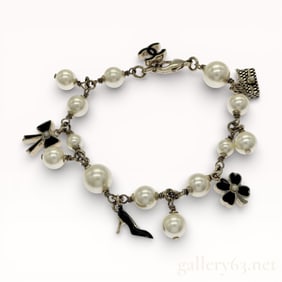 Rare 07P 2007 Spring Chanel Pearl & Enamel Charm Bracelet