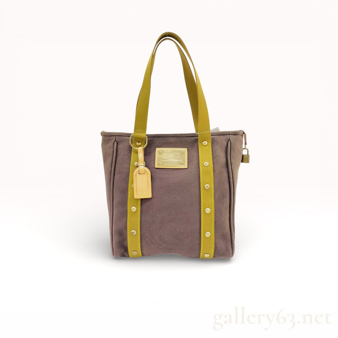 Louis Vuitton Limited Edition Antigua Cabas GM Canvas Tote: Authentic Louis Vuitton Antigua Cabas GM tote bag constructed in durable brown canvas, featuring contrasting mustard yellow leather trim and double shoulder straps secured with metal rivets. Front pre