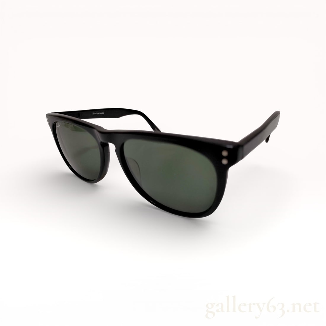 Ray-Ban Traditionals Hudson Sunglasses: Ray-Ban Hudson sunglasses featuring a classic rectangular frame in black acetate. Dark green tinted lenses set within a softly contoured front. Integrated nose bridge and slim temples with rivet detai