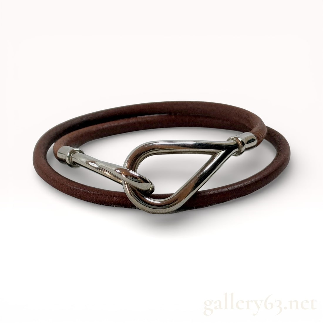 Hermès Jumbo Hook Double Wrap Bracelet with Palladium-Plated Hardware: Authentic Hermès Jumbo Hook double tour leather wrap bracelet in brown leather and palladium-plated hardware.
