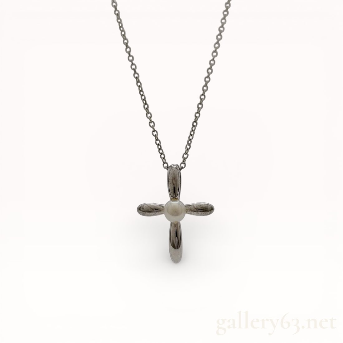Tasaki 4mm Akoya Pearl Cross Motif .925 Silver Necklace: Authentic Tasaki necklace made from a fine silver chain and a pendant of cross form, featuring four elongated polished arms arranged symmetrically around a central white pearl. Construction presenting