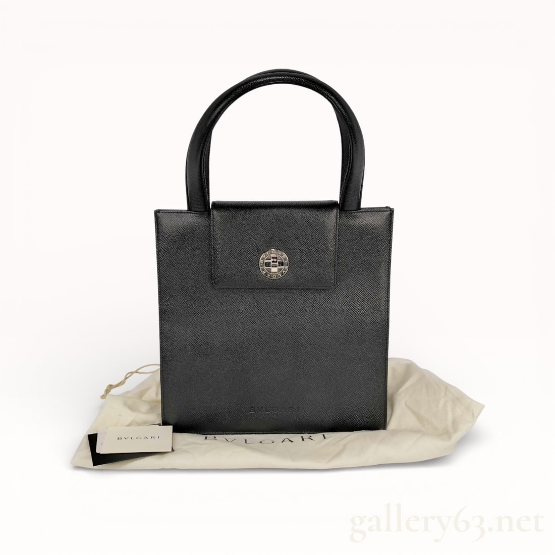 Vintage Bvlgari Black Leather Handbag with Silver-Tone Hardware: Authentic & vintage Bvlgari handbag in black leather with silver-tone hardware. 25 cm/10" base size. Structured shoulder bag with an open top and a flip-over closure. Excellent condition.&nbs