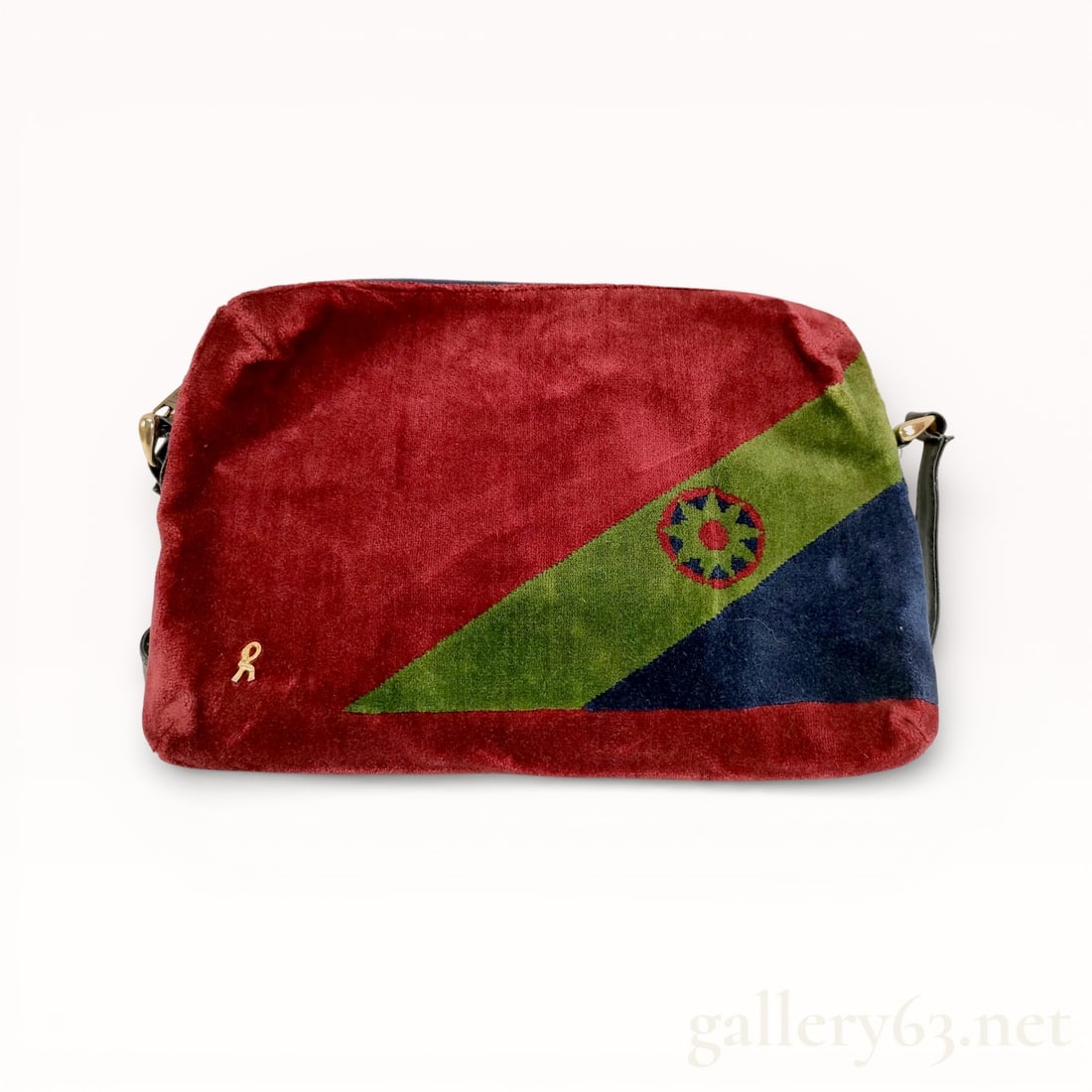 Roberto di Camerino Shoulder Bag: Authentic Roberto di Camerino shoulder bag having a rectangular body with top zipper closure and adjustable strap. Featuring textured exterior with visible grain pattern and stitched detailing along e