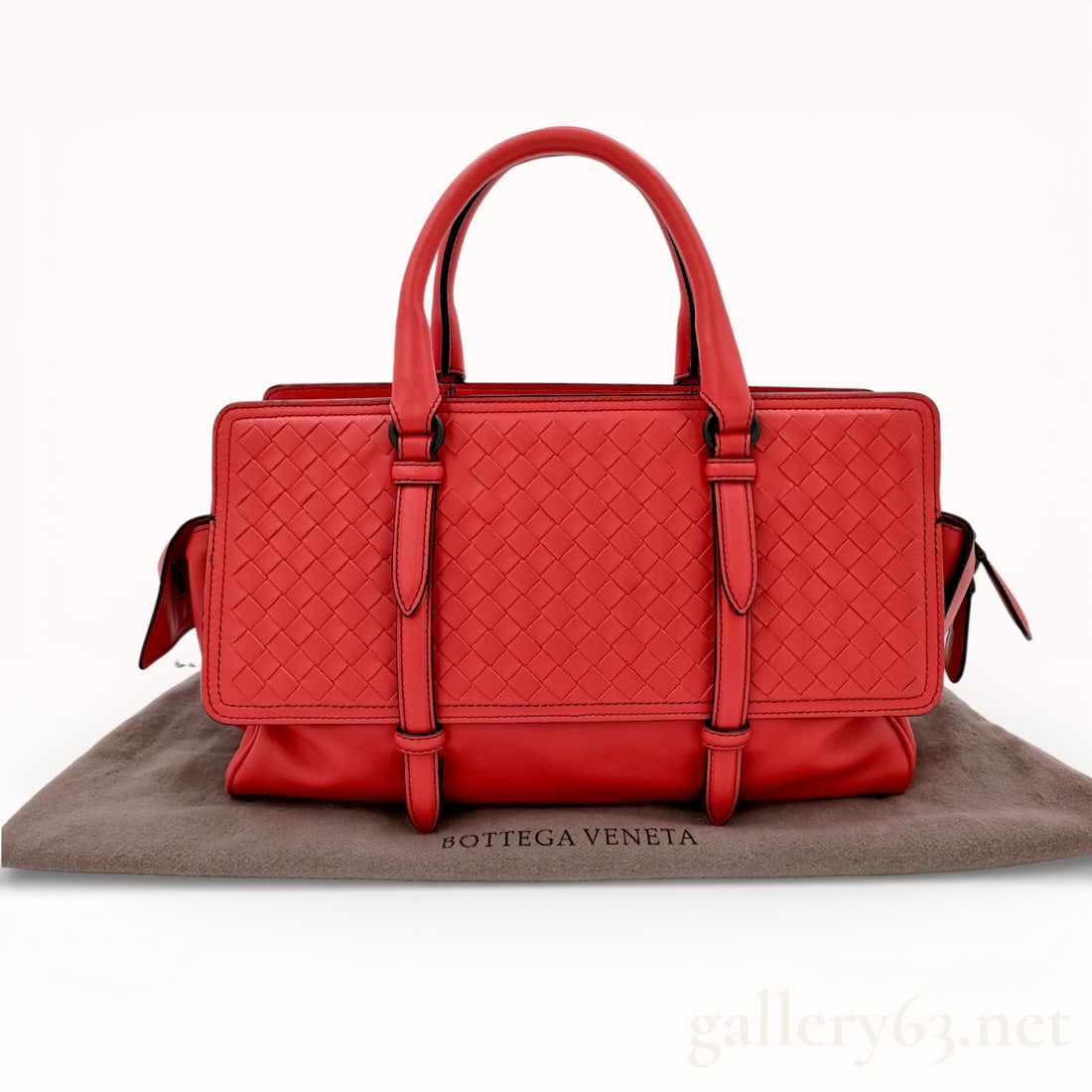 Bottega Veneta Intrecciato Bag with Red Mirror: Authentic Bottega Veneta handbag having woven Intrecciato leather construction, comprising a rectangular body with rounded edges. Featuring a top handle and a flap closure with an integrated fastening