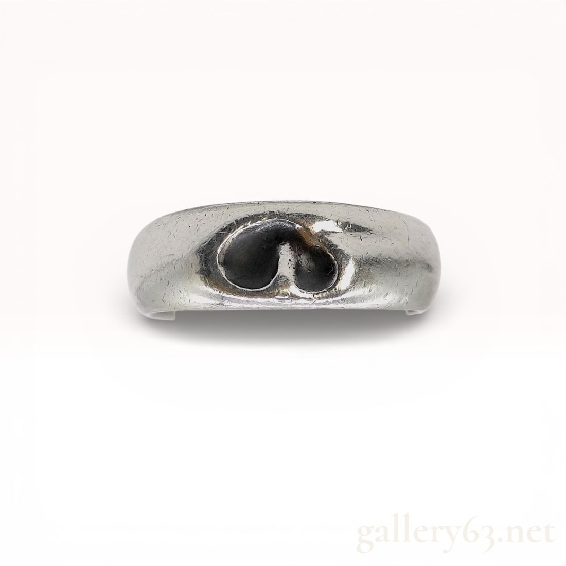 Vintage Tiffany and Co. x Elsa Peretti Carved Heart Ring sz 6.25: Authentic Tiffany and Co. 925 sterling silver Elsa Peretti Carved Heart ring. Size 6.25 
