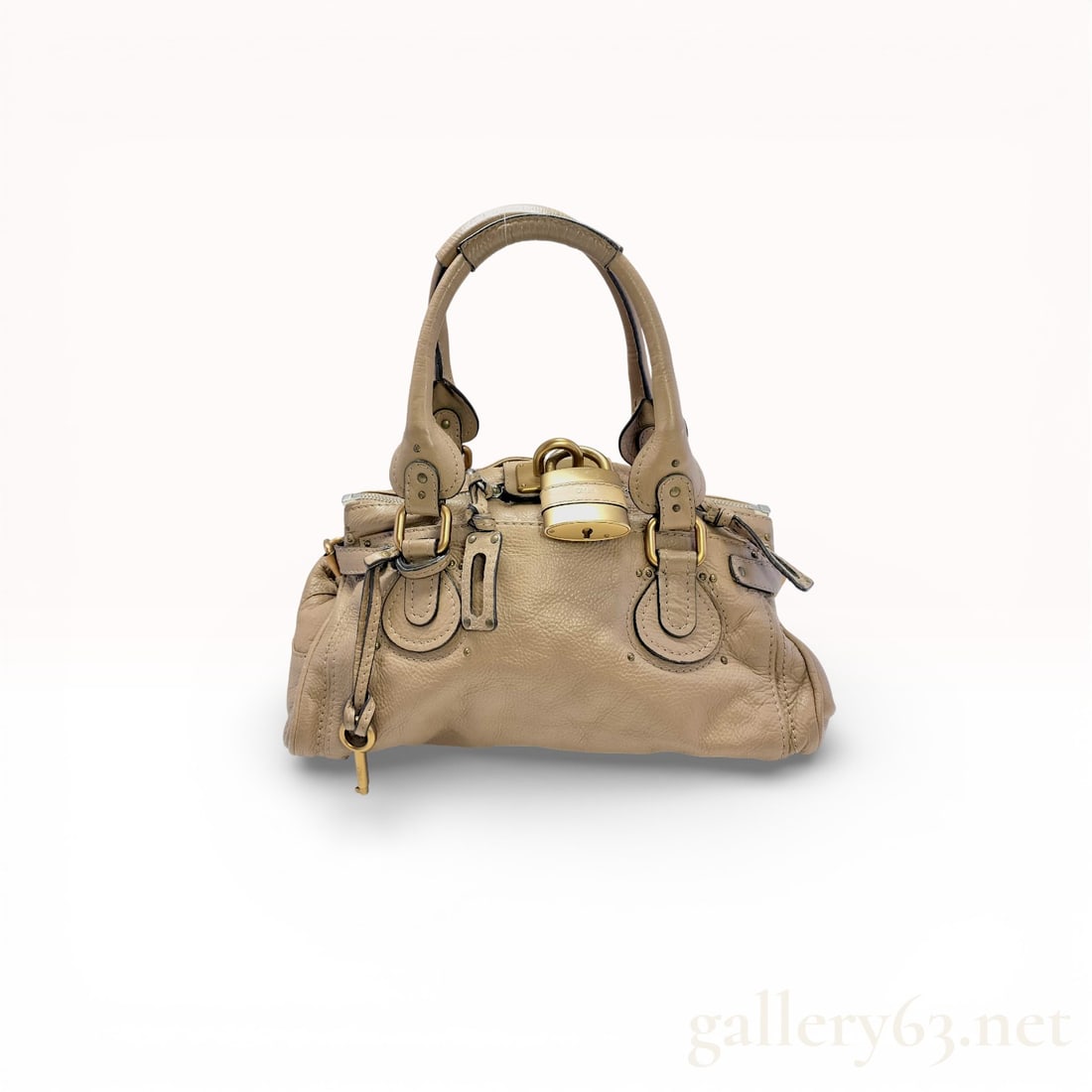Chloé Paddington Beige Leather Satchel Bag Featuring Oversized Padlock Hardware: The Chloé Paddington is the early-2000s it-bag, and that oversized padlock hardware is instantly recognizable. Chloé Paddington leather satchel bag featuring a softly structured silhouette in beige