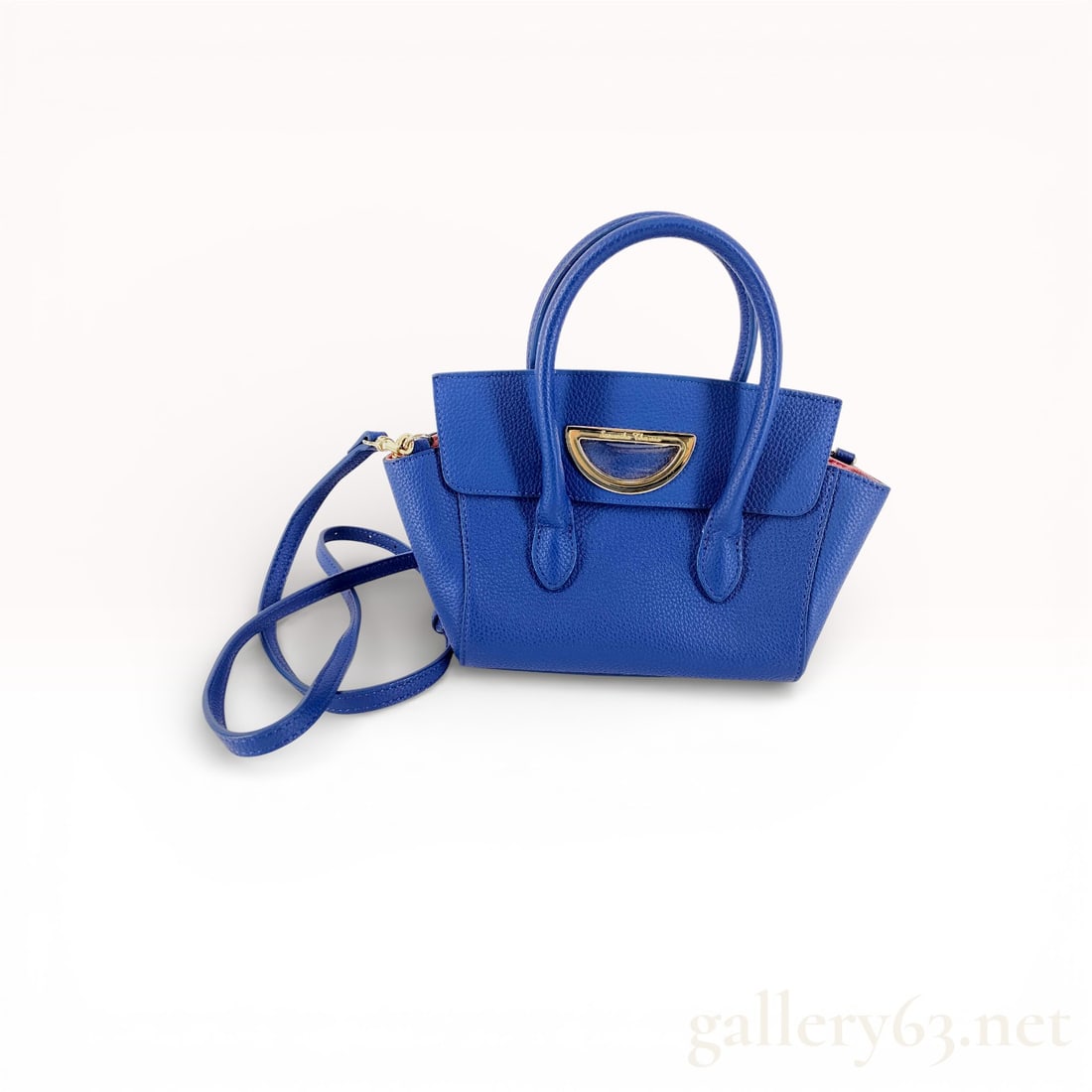 Samantha Thavasa Blue Leather 2-Way Satchel Bag Featuring Gold-Tone Hardware and Detachable Strap: This Samantha Thavasa is super charming, and the “2-way” carry is great here. Samantha Thavasa blue leather 2-way satchel bag featuring a structured trapezoidal silhouette. Dual rolled top han