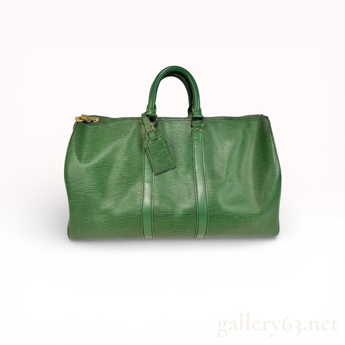 Louis Vuitton Epi Keepall Borneo Green 50 size:  Louis Vuitton Boston bag having structured cylindrical form constructed from textured Epi leather in saturated green tone. Exterior presenting signature horizontal Epi grain with smooth matching