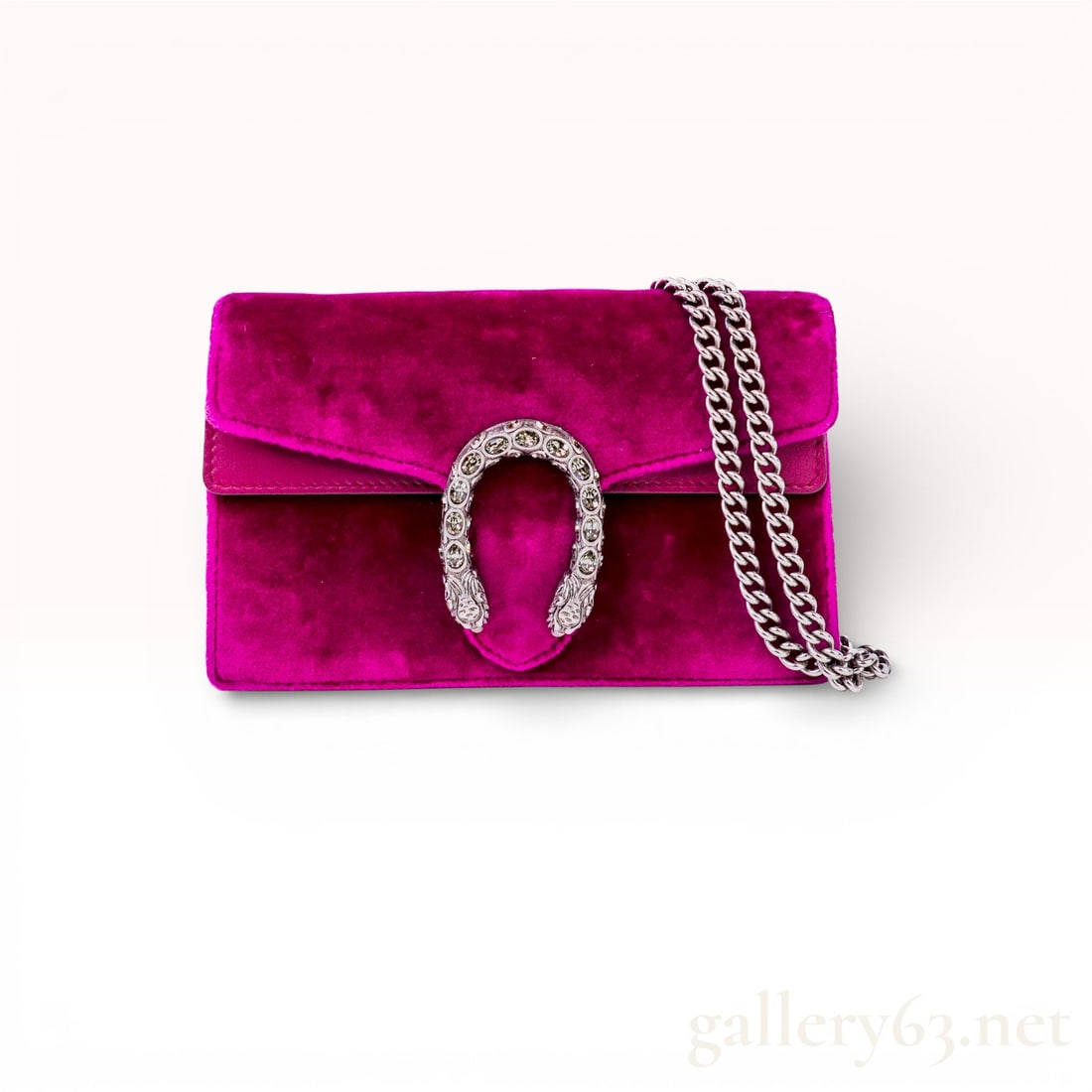 Gucci Dionysus Velvet Shoulder Bag – Purple with Crystal Horseshoe Clasp: Authentic Gucci Dionysus Crafted in rich purple velvet with tonal leather trim. Iconic crystal-embellished Dionysus horseshoe closure in silver-tone. Sliding silver-tone chain strap for shoulder or cr