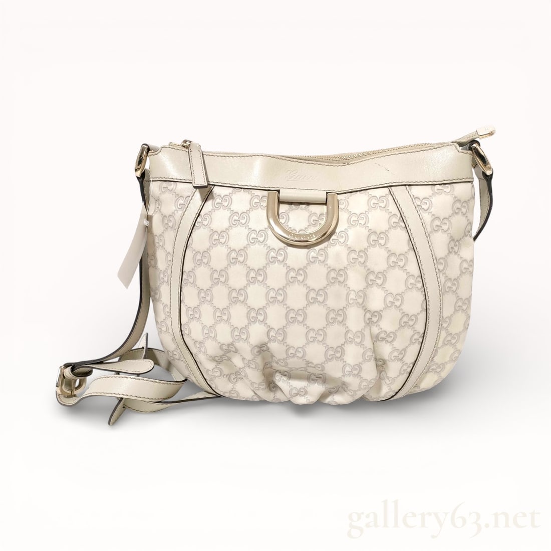 Gucci Guccissima Abbey D-ring crossbody bag in white leather: Authentic Gucci shoulder bag crafted in light beige GG monogram canvas having tonal leather trim throughout. Featuring a softly curved silhouette with leather piping and structured strap attachments.