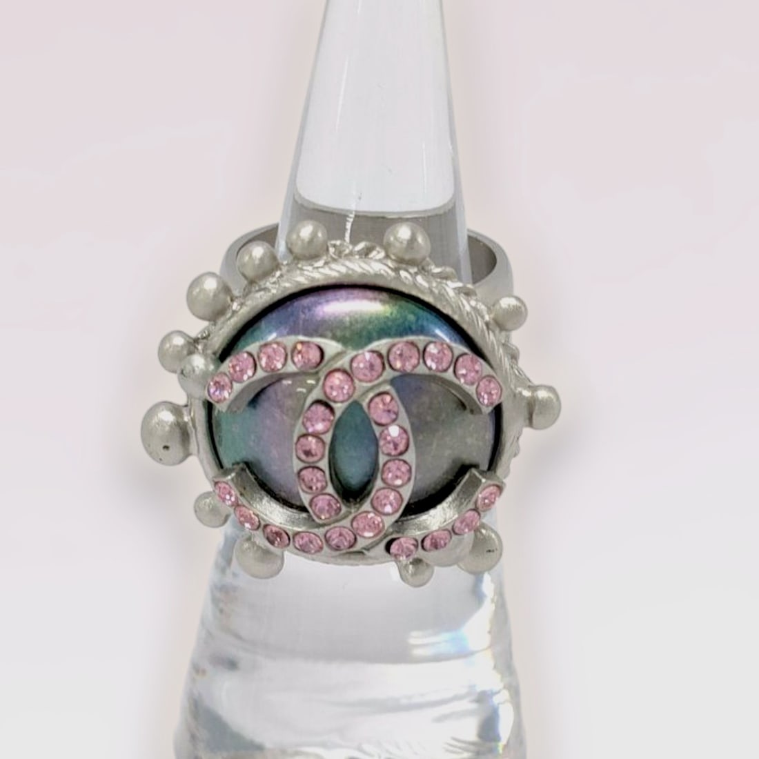 Chanel b46 Cocomark Rhinestone Ring sz 6.5: Authentic vintage Chanel b46 Cocomark Rhinestone Ring. Faux Tahitian pearl ring with pink rhinestone CC logo.Size 6.5, comes with box. 