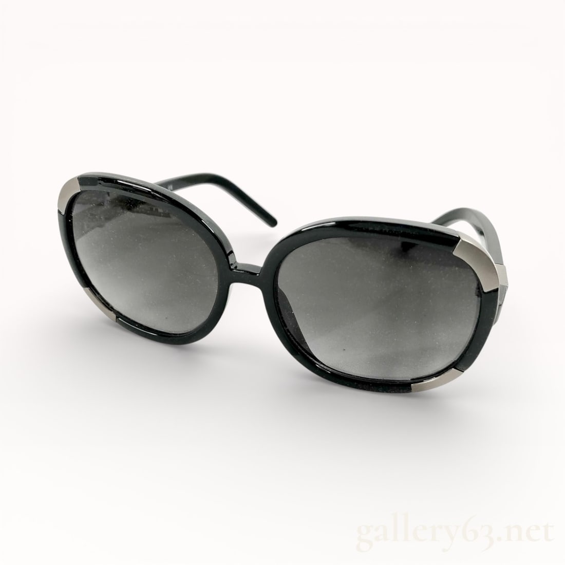 Chloé CL2119 Black Acetate Sunglasses: Authentic Chloé Sunglasses featuring a softly rounded square frame crafted in glossy black acetate. Dark tinted lenses set within thick, gently contoured rims. Subtle metal accent panels applied at t